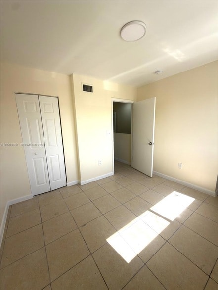 Building Photo - 14020 NE 3rd Ct