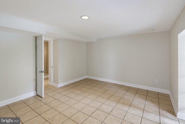 Building Photo - 871 Oella Ave