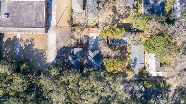 Building Photo - Stylish Upstairs 1BR in Historic District