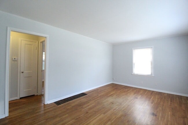 Building Photo - February FREE On This Updated 2 Bedroom 1 Bath Home in Roeland Park