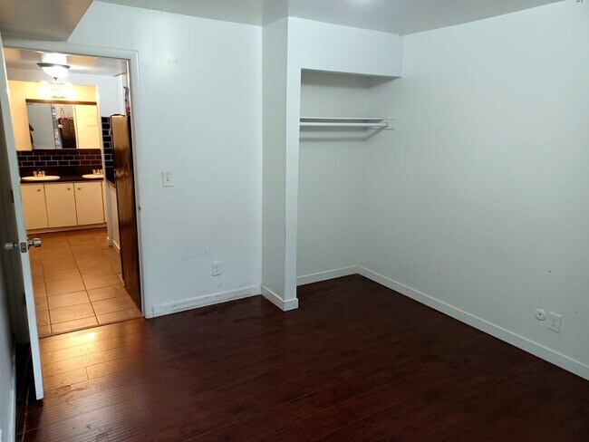 Building Photo - Nice Private Guy Room Downtown