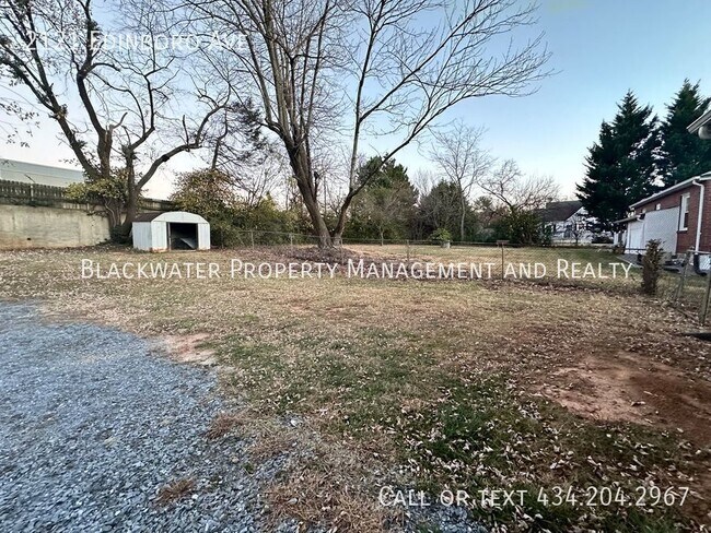 Building Photo - Move In Special! 1/2 Off First Full Month'...