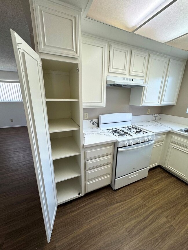 Building Photo - Coastal Living in Port Hueneme **MOVE-IN SPECIAL!** 1/2 OFF 1ST MONTHS RENT!