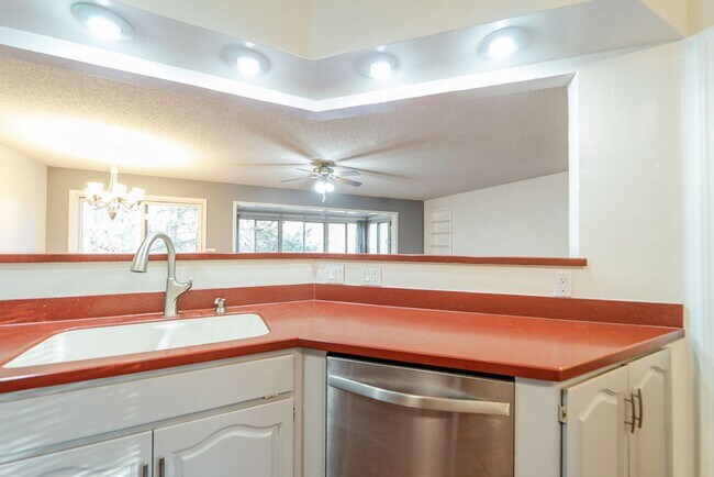 Building Photo - Beautiful 4 bedroom, 3 bathroom home on the East End of Hot Springs Village. Pets are considered ...