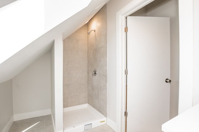 Building Photo - 2112 W Roscoe St