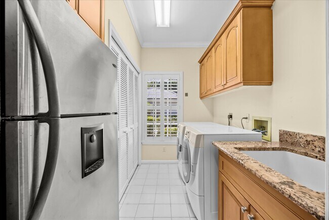 Building Photo - 7362 Pine Creek Way