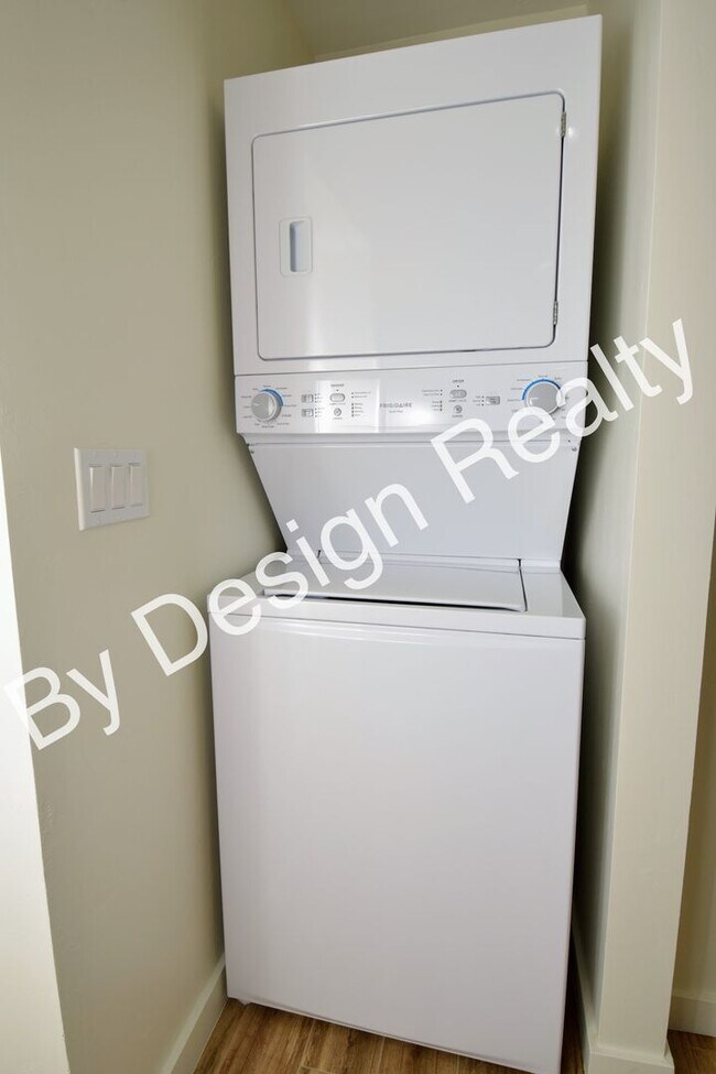 Building Photo - Contemporary 1 Bed 1 Bath with Beautiful Finishes, Private Yard & Off-Street Parking