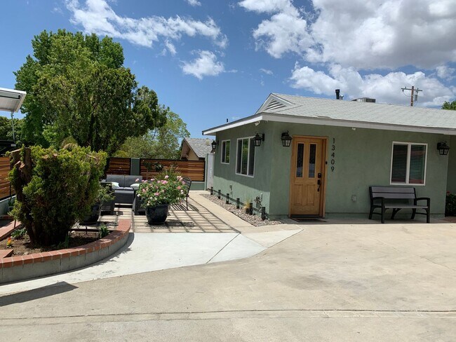 Building Photo - Beautiful 4 Bedroom, 2 Bathroom Sylmar House for Lease (Main House)!