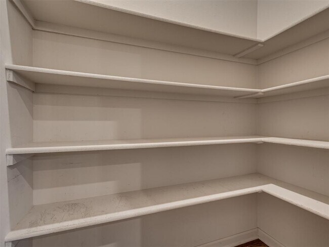 Building Photo - 915 Kings Canyon Rd