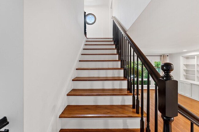 Building Photo - 11053 Strathmore Dr