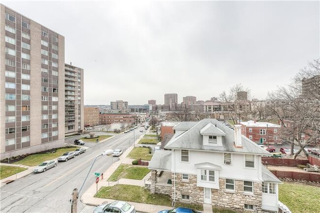 Building Photo - 300 W 45th Terrace