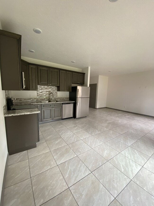 Building Photo - **SPRING SPECIAL- $200 off first months rent**  3 Bedroom Duplex in Veneta