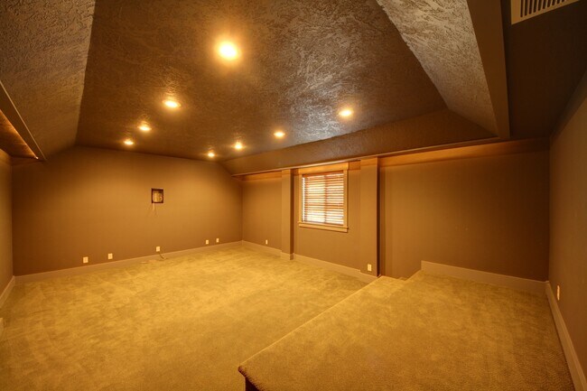 Building Photo - MOVE IN SPECIAL: FREE FIRST MONTH'S RENT!!...