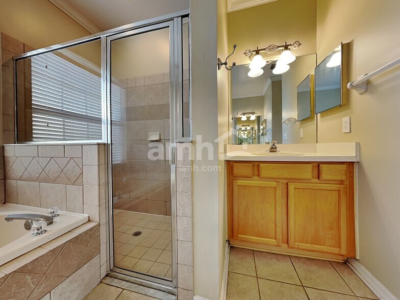 Building Photo - 1520 Presidio Dr