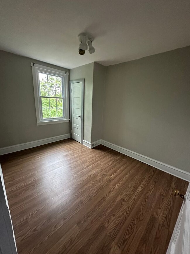 Building Photo - 3 Bed 1 Bath Townhome in Elmwood