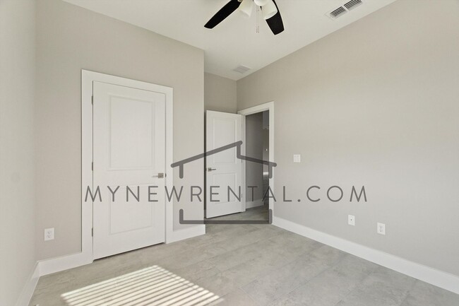 Building Photo - 25307 Alicante Dr