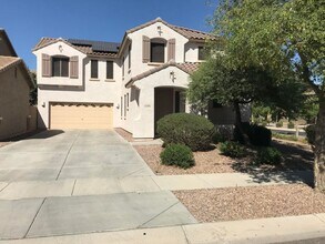 Building Photo - Community pool *Covered back patio with ex...
