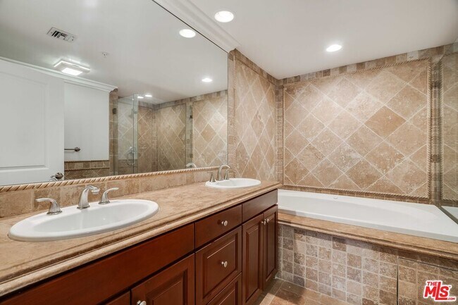 Building Photo - 2306 Fox Hills Dr