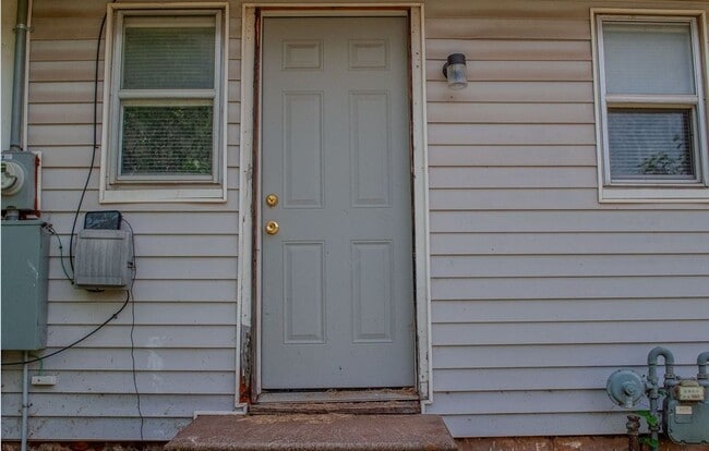 Building Photo - Must See 2-Bedroom Home!!