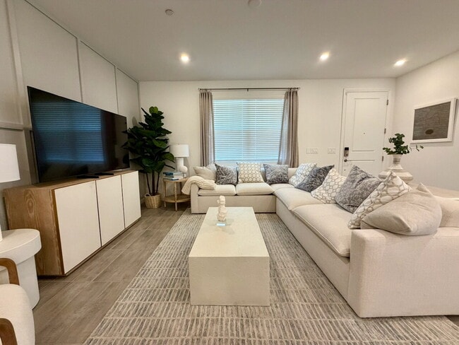 Building Photo - FULLY FURNISHED 3 BED 2.5 BATH 2 CAR GARAGE MODEL HOME FOR RENT IN CADENCE