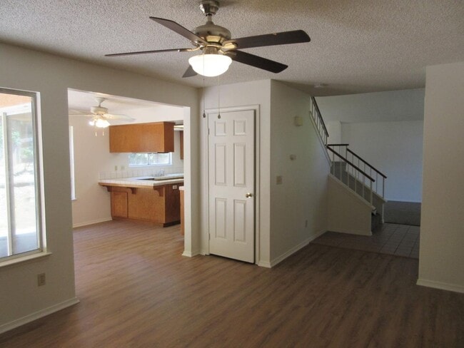 Building Photo - 4 Bed, 2.5 Bath Home with 3-Car Garage in Clovis Unified School District