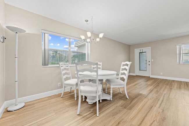 Building Photo - 723 Flanders Dr