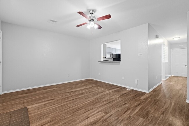 Building Photo - RIVER CROSSING TOWNHOME - 2BD -2.5BA - GREENBELT VIEW - WASHER/DRYER - RESERVED PARKING