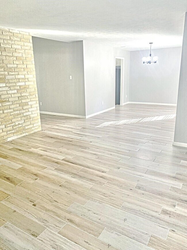 Building Photo - 2338 Brookdale Dr