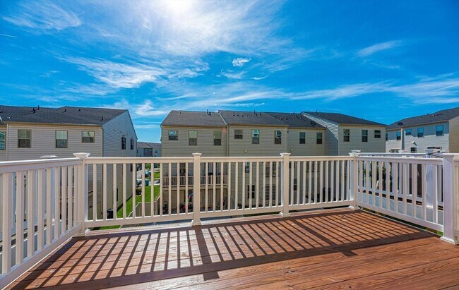 Building Photo - 3 level townhouse (newer construction) in Jefferson Place Community available early June!
