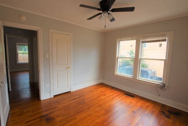Building Photo - Tour Today! 2 Bedroom 1 Bath Downstairs Ap...