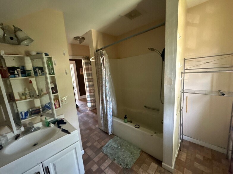 Building Photo - 805 S Hickory St