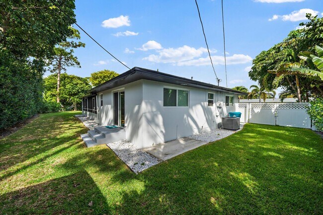 Building Photo - 722 SW 25th Pl