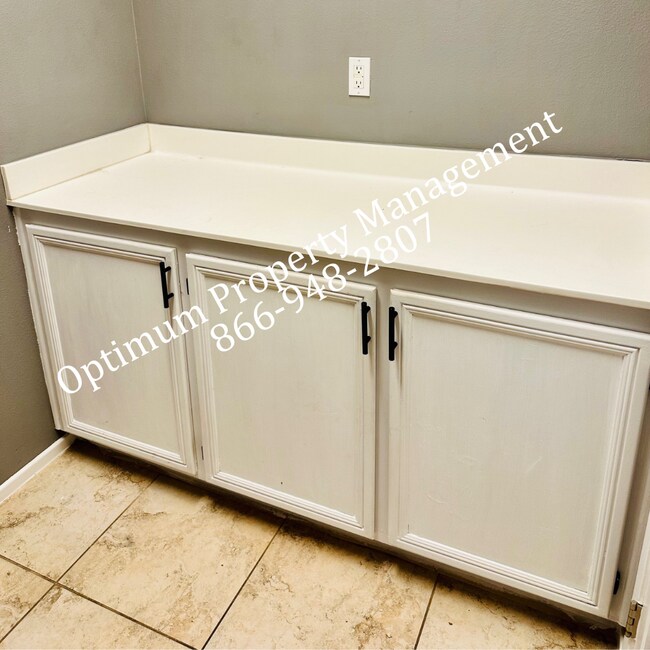 Building Photo - Modern Elegance and Comfort!