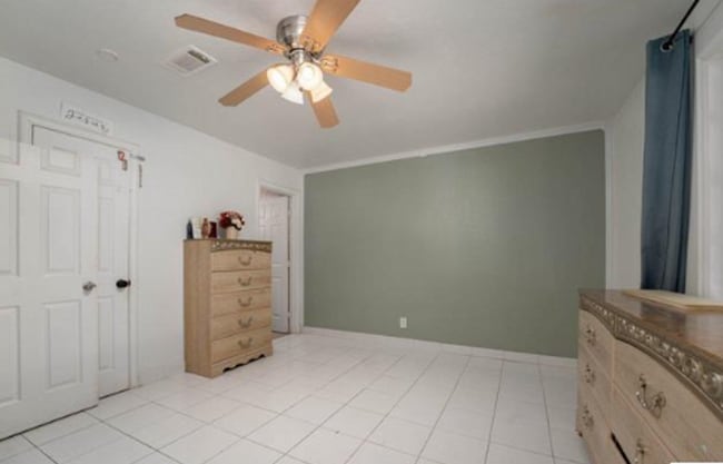 Building Photo - Up-Dated 3 Bedroom 1.5 Baths Centrally Loc...