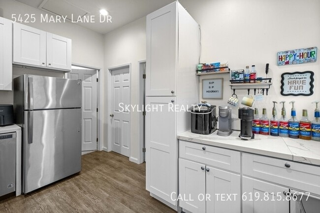 Building Photo - 5425 Mary Ln Dr