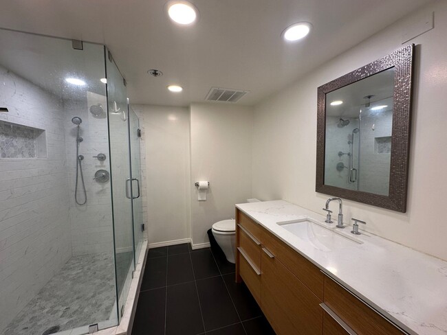 Building Photo - Extensively remodeled huge 1 bedroom/1.25 ...