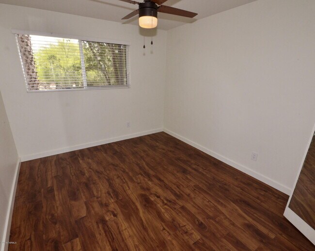 Building Photo - 614 N Medford Dr