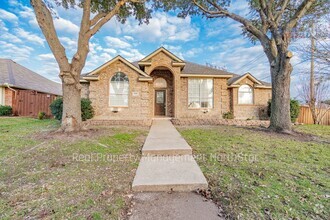 Building Photo - Spacious 4 bedroom!