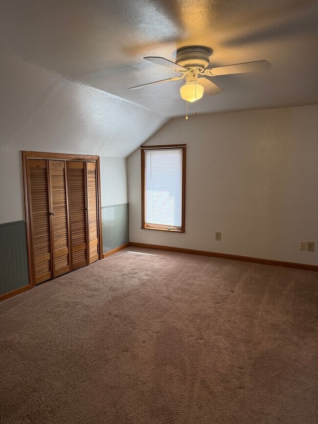 Building Photo - 3 Bed, 2 Bath Home with Garage