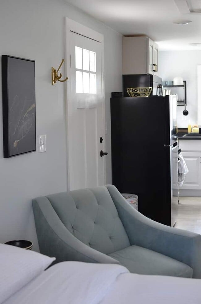Building Photo - Charming studio ADU with private yard in White Center