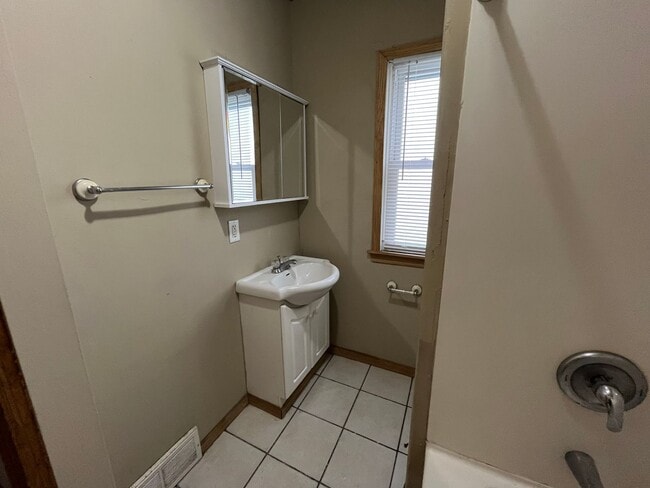 Building Photo - Gorgeous 2 Bedroom House with Massive Two Car Garage! Apply Today!