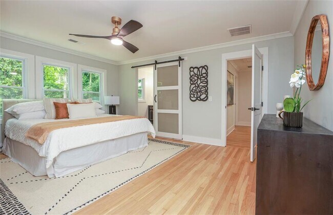 Building Photo - 2908 N Hills Dr NE