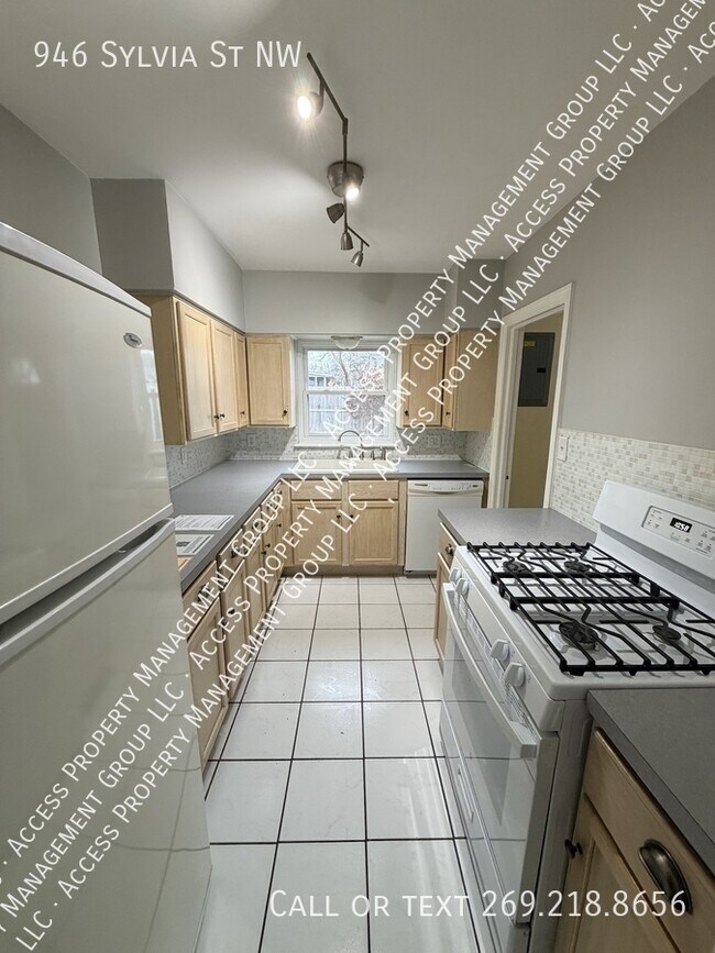 Building Photo - 946 Sylvia St NW