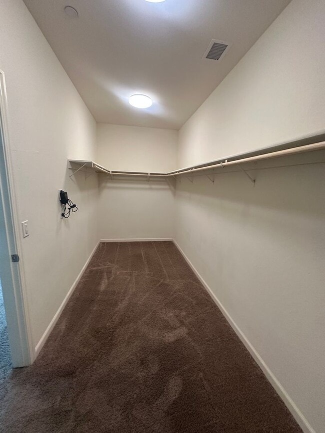 Building Photo - Nearly New 4 bedroom 2.5 bathroom