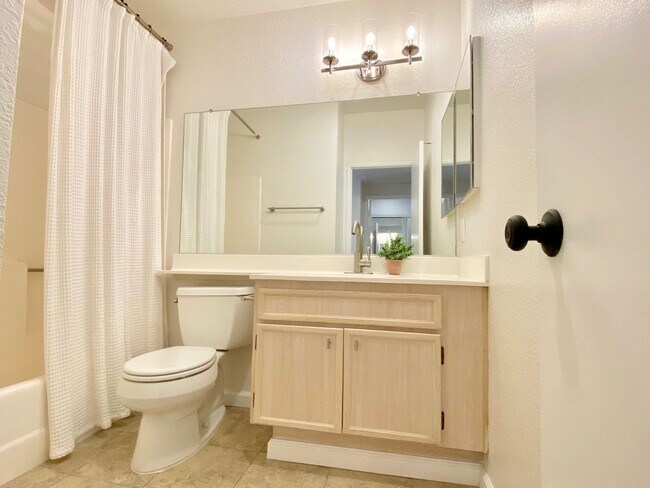 Building Photo - Renovated Two Bedroom Two Bathroom Condo North Park