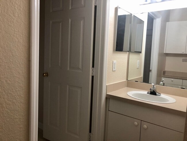 Building Photo - MOVE IN OCTOBER! 3rd floor 3BR/2BA Condo -...
