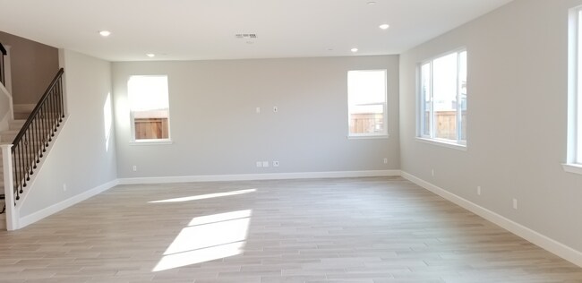 Building Photo - 1561 Osborn Dr
