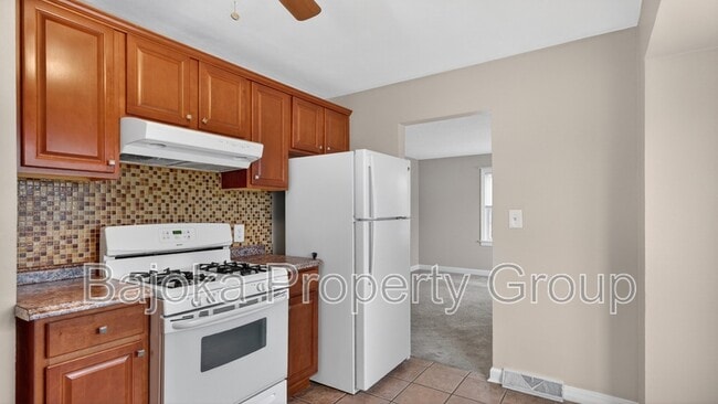 Building Photo - 648 Mayflower Ave