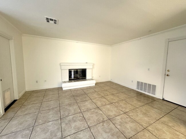 Building Photo - Spacious 3 Bedroom Home available in Fontana!