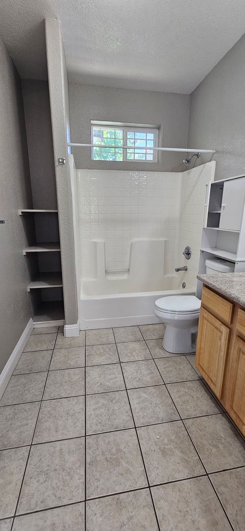 Building Photo - G Street 6 Plex